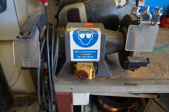 Svejse/arbejdsbord med indhold