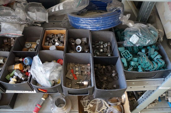 Indhold på reol af diverse reservedele