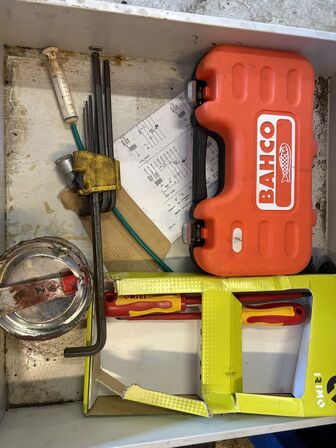 Værkstedsskab med indhold