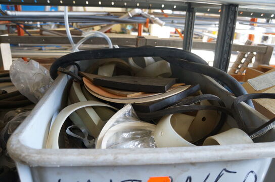 Indhold på reol af diverse reservedele