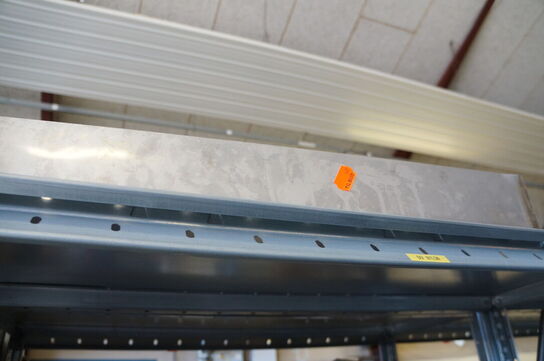 Indhold på reol af diverse reservedele