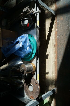 Indhold på reol af diverse reservedele