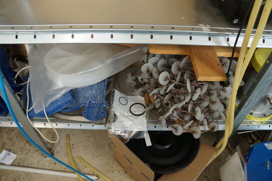 Indhold på reol af diverse reservedele