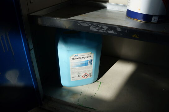 Værkstedsskab med indhold BLIKA