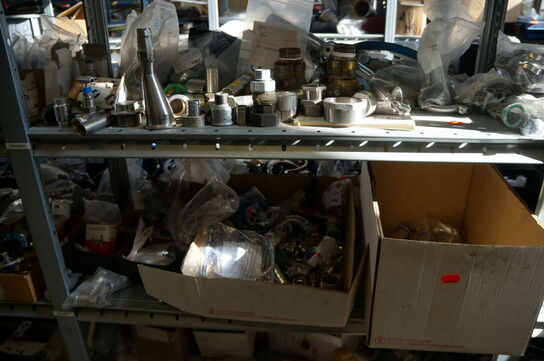 Indhold på reol af diverse reservedele