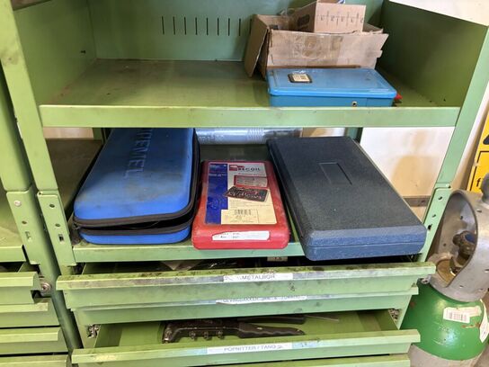 Sortimentsreol med indhold