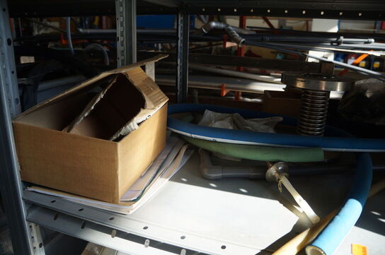 Indhold på reol af diverse reservedele