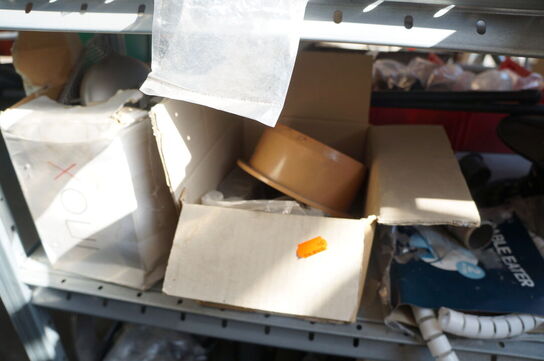 Indhold på reol af diverse reservedele