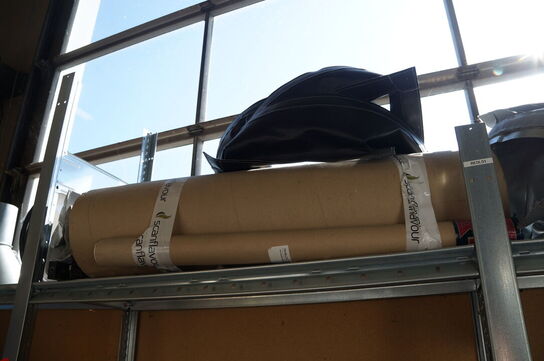 Indhold på reol af diverse reservedele