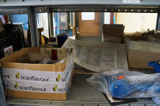 Indhold på reol af diverse reservedele