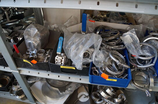 Indhold på reol af diverse reservedele