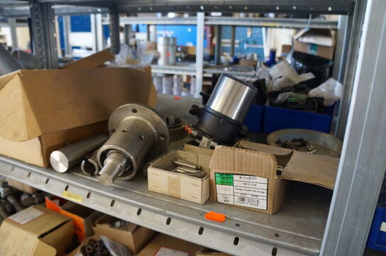 Indhold på reol af diverse reservedele