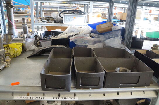 Indhold på reol af diverse reservedele