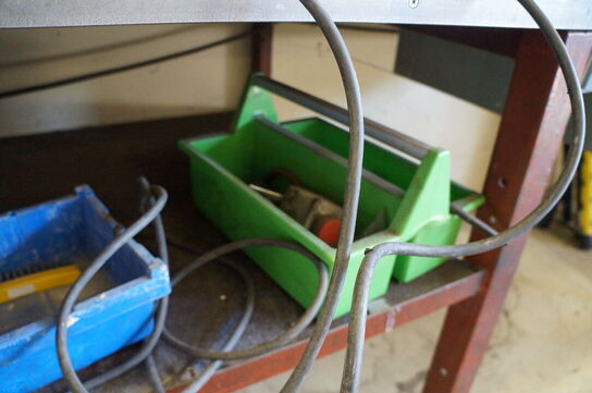 Svejse/arbejdsbord med indhold