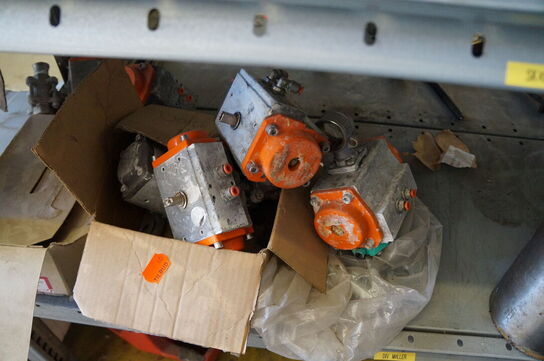 Indhold på reol af diverse reservedele