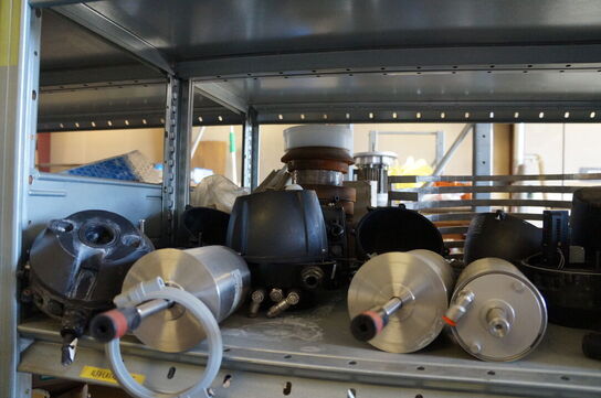 Indhold på reol af diverse reservedele