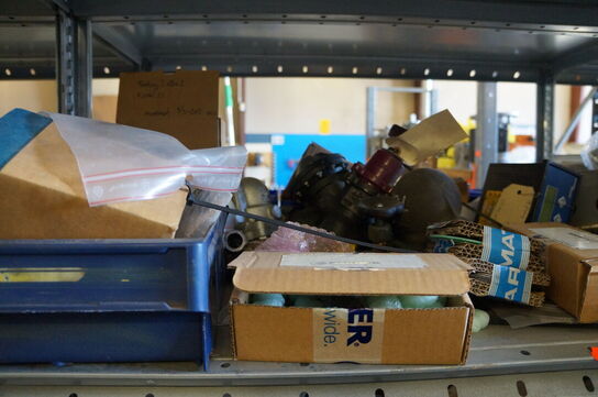 Indhold på reol af diverse reservedele