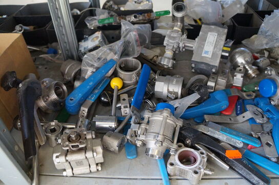 Indhold på reol af diverse reservedele