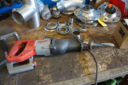 Svejse/arbejdsbord med indhold