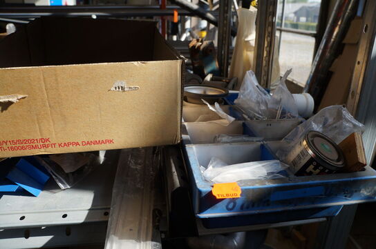 Indhold på reol af diverse reservedele