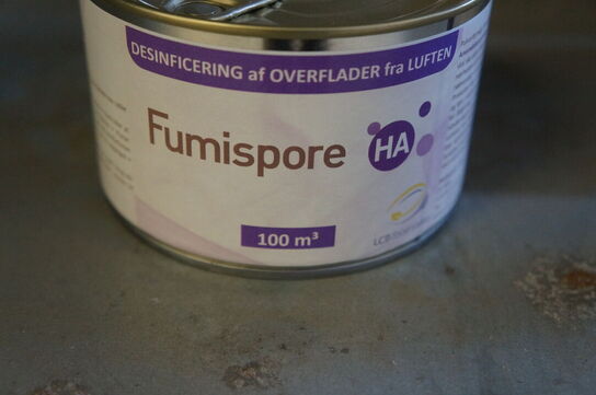 Indhold på reol af diverse reservedele