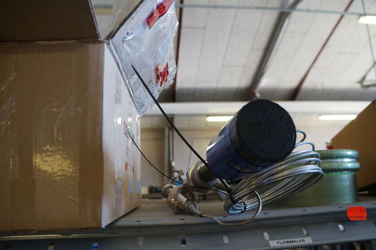 Indhold på reol af diverse reservedele