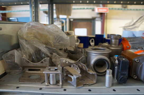 Indhold på reol af diverse reservedele