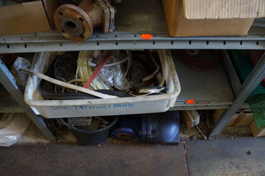 Indhold på reol af diverse reservedele