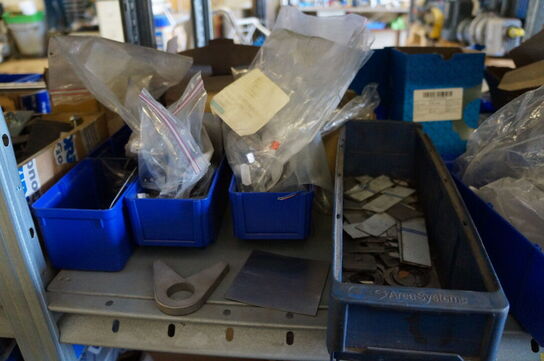 Indhold på reol af diverse reservedele