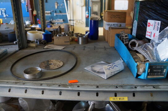 Indhold på reol af diverse reservedele