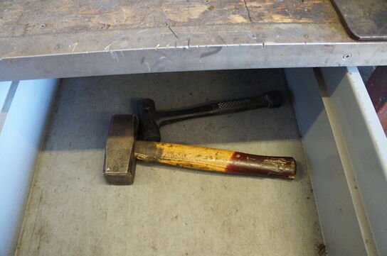 Svejse/arbejdsbord med indhold