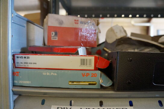 Indhold på reol af diverse reservedele