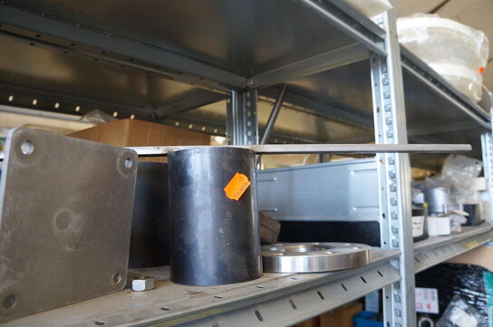 Indhold på reol af diverse reservedele