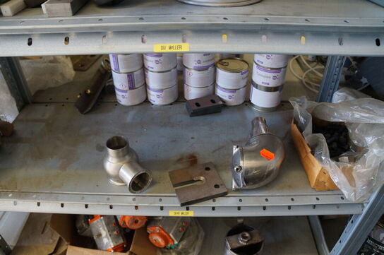 Indhold på reol af diverse reservedele