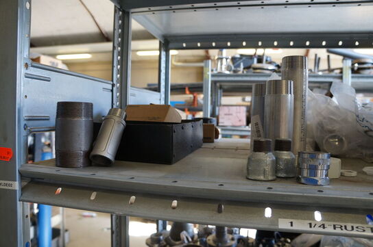 Indhold på reol af diverse reservedele