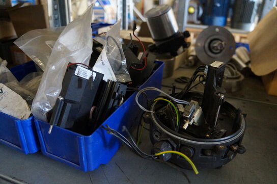 Indhold på reol af diverse reservedele