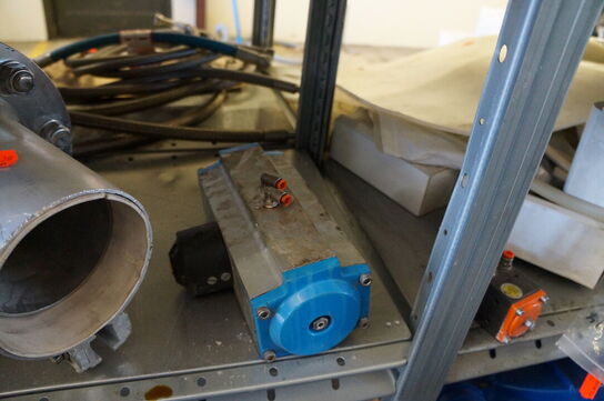 Indhold på reol af diverse reservedele