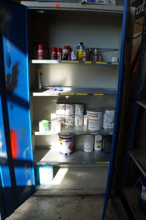 Værkstedsskab med indhold BLIKA