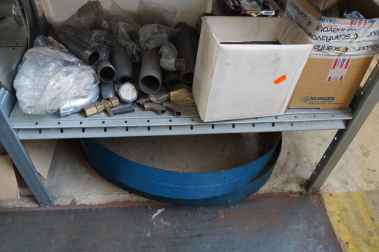 Indhold på reol af diverse reservedele