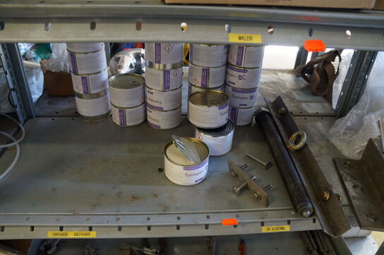 Indhold på reol af diverse reservedele