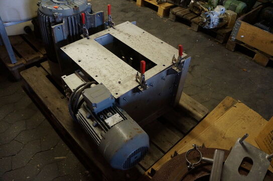 Stort parti reservedele, el-artikler, m.v.