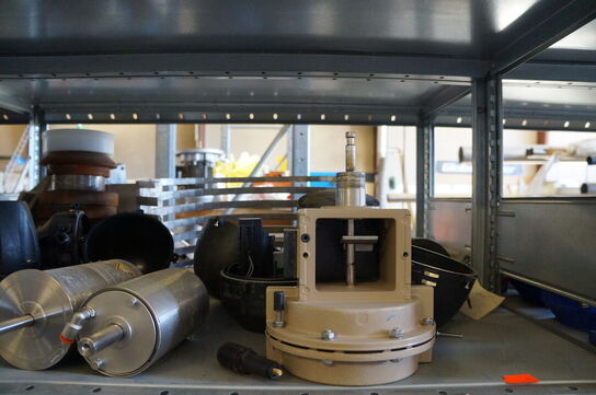 Indhold på reol af diverse reservedele