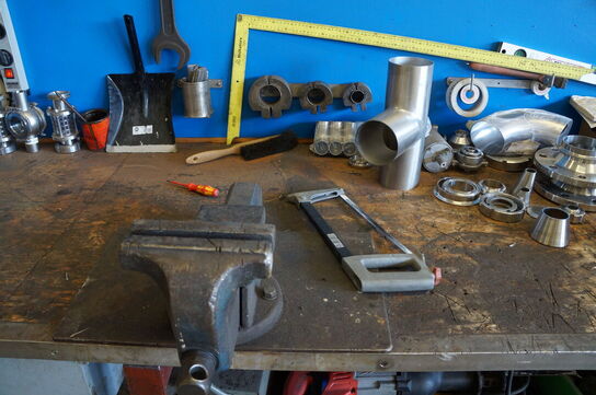 Svejse/arbejdsbord med indhold