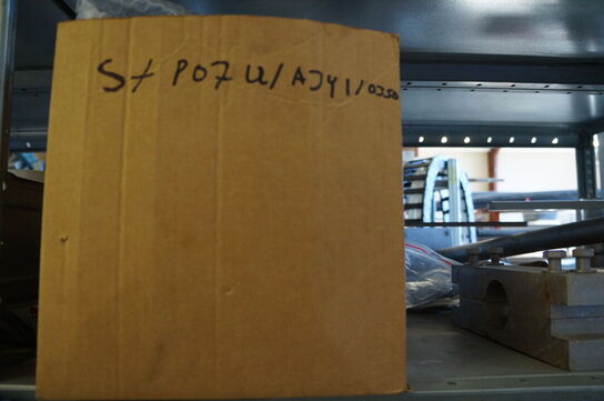 Indhold på reol af diverse reservedele