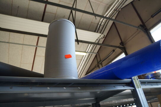 Indhold på reol af diverse reservedele