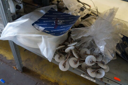 Indhold på reol af diverse reservedele