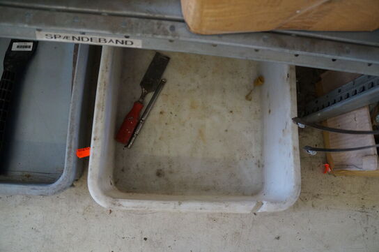 Indhold på reol af diverse reservedele