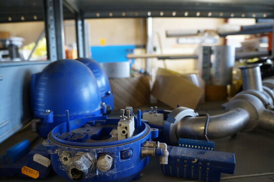 Indhold på reol af diverse reservedele