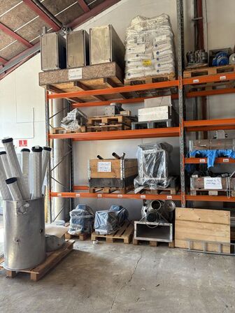 Indhold på pallereol af diverse el-artikler