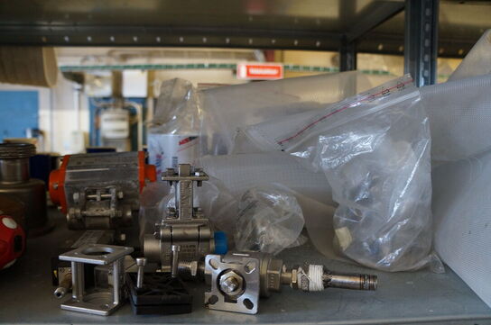 Indhold på reol af diverse reservedele